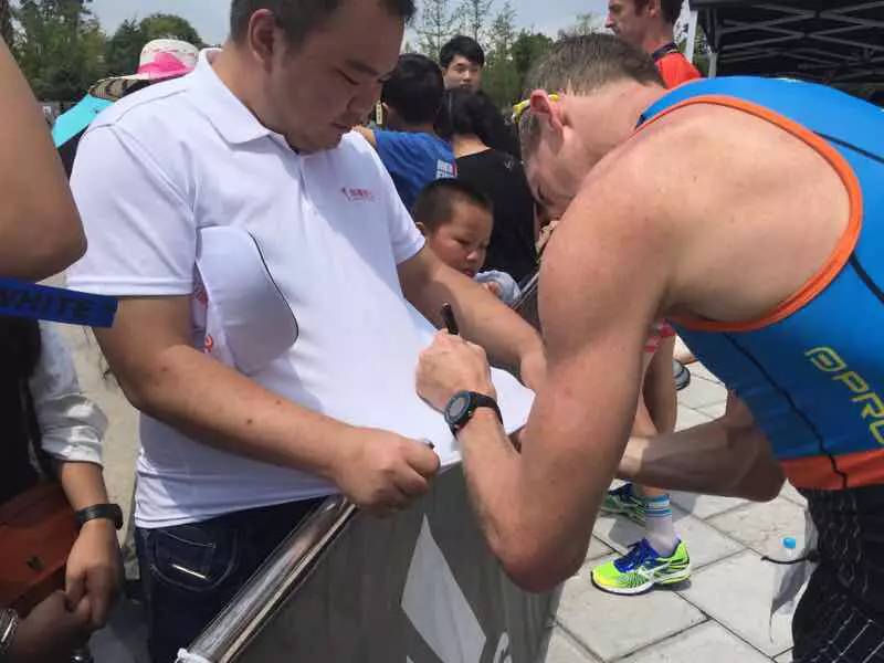 JackeyLove重返赛场，反败为胜首场状态出色，巴黎圣日耳曼观众沸腾！